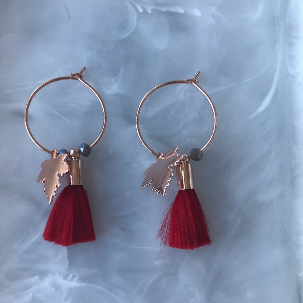 Tassel earrings with leaf